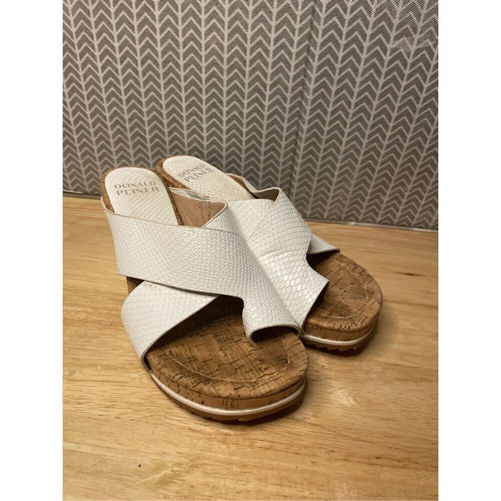 ✅Donald Pliner White Wedge Sandals